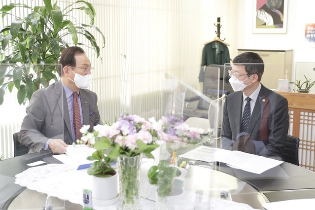▲ 박상돈 천안시장이 지난 11일 김현환 문화체육관광부 제1차관을 만나 K-컬처 세계박람회를 위한 2023년 개최를 계획 중인 지역박람회 사업을 설명하고 국비 지원을 건의하고 있다.ⓒ천안시