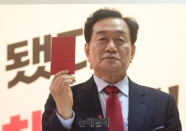 ▲ 조영달 서울시 교육감 예비후보가 12일 오전 11시 서울 종로구 선거사무실에서 긴급 기자회견을 열어 이주호 전 교육과학기술부 장관의 교육감 출마 사퇴를 촉구하며 레드카드를 들고 있다. ⓒ정상윤 기자