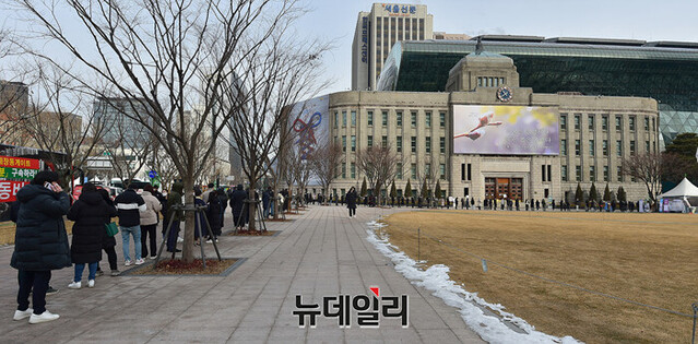 ▲ 서울광장에 마련된 임시선별진료소를 이용하기 위해 줄선 시민들. ⓒ정상윤 기자