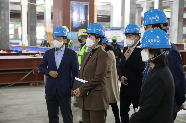 ▲ 경기도지사에 도전하는 김은혜 국민의힘 의원이 12일 오전 삼성전자 평택 캠퍼스를 방문했다.ⓒ김은혜 캠프 제공