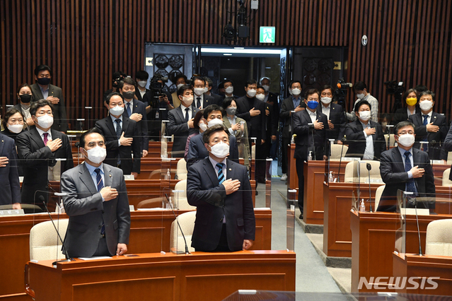 ▲ 더불어민주당 윤호중 공동비상대책위원장(앞줄 오른쪽)과 박홍근 원내대표(앞줄 왼쪽)가 12일 서울 여의도 국회에서 열린 더불어민주당 제83차 정책의원총회에서 동료 의원들과 국민의례를 하고 있다. ⓒ뉴시스