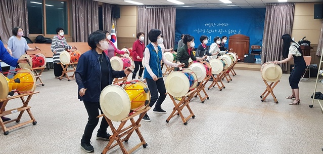 ▲ 청송군은 지난 4월 11일부터 현서면 요가교실을 시작으로 오는 7월 말까지 ‘2022년도 상반기 행복청송 군민대학 취미교실’을 운영한다고 밝혔다.ⓒ청송군