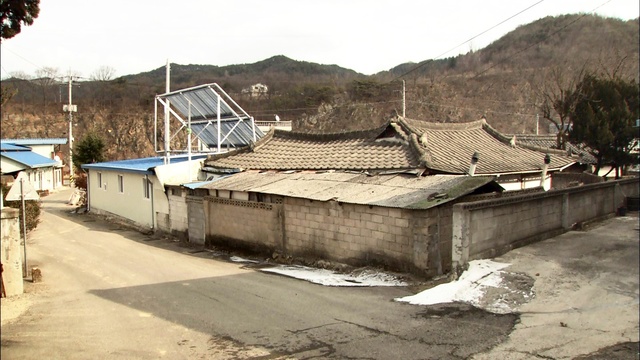 ▲ 청송군은 발암물질 석면이 함유된 노후 슬레이트로 인한 군민 피해를 예방하고 쾌적한 환경을 조성하기 위해 2022년 슬레이트 처리지원 및 지붕개량사업을 시행하며, 이와 함께 방치 및 보관슬레이트도 위탁 처리한다”고 밝혔다.ⓒ청송군