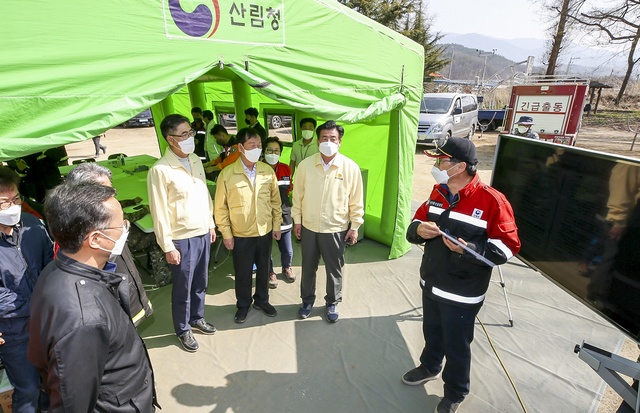 ▲ 경상북도의회 의장(고우현)은 12일 오전  군위 산불 현장을 방문해 관계자들을 격려했다.ⓒ경북도의회