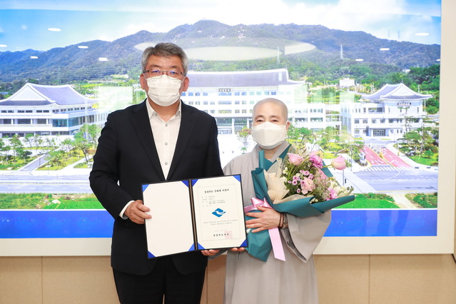 ▲ 예천군은 12일 오후 3시 30분 군수실에서 경상북도 문화재(문화재자료)로 지정된 ‘예천 명봉사 목조보살좌상’ 문화재 지정서 전달식을 가졌다.ⓒ예천군