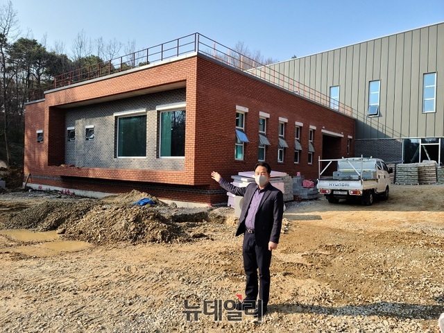▲ 세종시의회 상병헌 의원이 선거공약사업으로 추진한 오가낭뜰 국민체육센터 건립공사 현장을 방문해 사업추진 경과에 대해 설명하고 있다.ⓒ이길표 기자