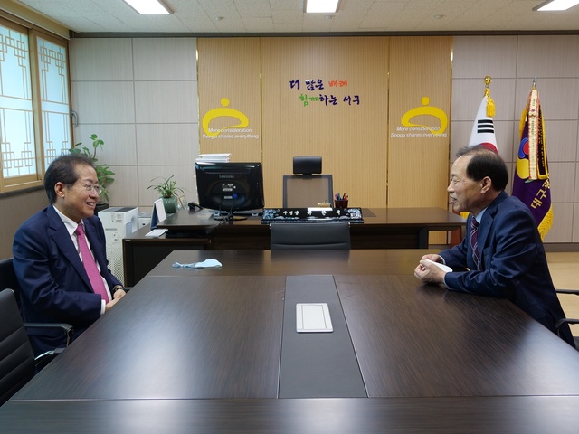 ▲ 홍준표 의원(왼쪽)이 12일 류한국 서구청장을 만나 현장 소통행보를 이어갔다.ⓒ홍준표 대구시장 선거 준비사무소
