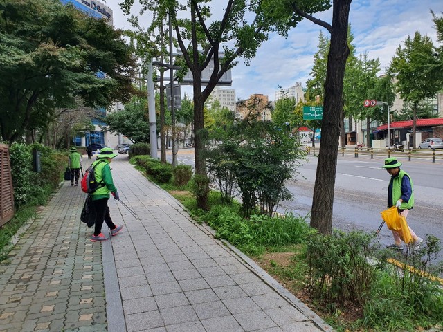 ▲ 서울 도심에서 노인들이 거리 청소를 하는 모습.ⓒ뉴데일리DB