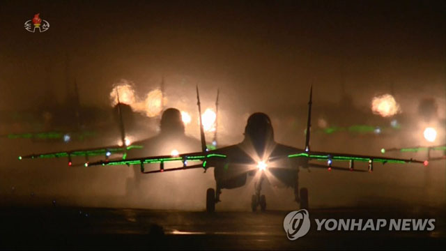 ▲ 2020년 10월 북한 노동당 창건 75주년 기념 열병식 당시 LED 조명을 단 미그-29 전투기 편대가 이륙을 준비 중이다. ⓒ연합뉴스. 무단전재 및 재배포 금지.
