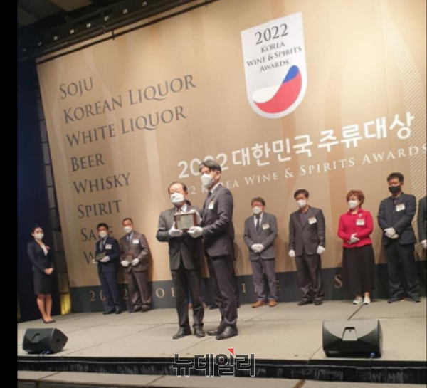 ▲ ㈜미라실 서장원 대표가 2022 대한민국 주류 대상에서 대상을 수상하고 있다. ⓒ뉴데일리 D/B