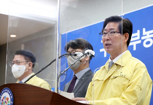 ▲ 양승조 충남도지사가 13일 도청에서 기자회견을 열어 천안시 서북구 성거읍에 위치한 중부농축산물류센터 부지에 꿈비채 등 대규모 아파트 건립 계획을 발표하고 있다. 사진 우측부터 양승조 충남도지사, 신동헌 천안부시장, 정석완 충남개발공사 사장.ⓒ충남도