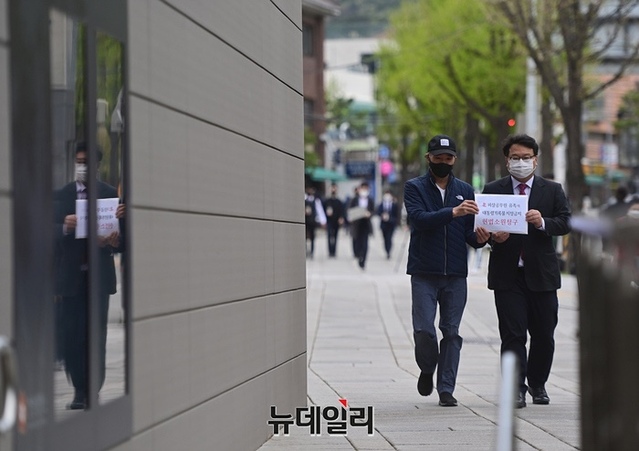▲ 민원실로 향하는 북 피격 공무원 형인 이래진씨와 김기윤 변호사 ⓒ정상윤 기자