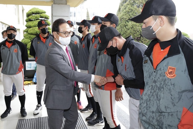 ▲ 박상돈 천안시장이 13일 천안북일고등학교 야구장을 찾아 북일고교 한상홍 교장, 이상군 감독, 전국고교야구대회에서 우승한 북일고 야구부 선수단을 격려하고 있다.ⓒ천안시