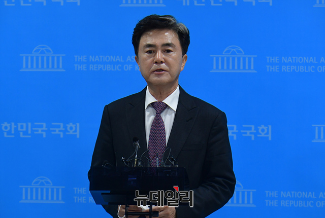 ▲ 김태흠 국민의힘 의원이 13일 오후 국회 소통관에서 충남도지사 출마 선언 기자회견을 마치고 기자들의 질문에 답하고 있다.ⓒ이종현 기자