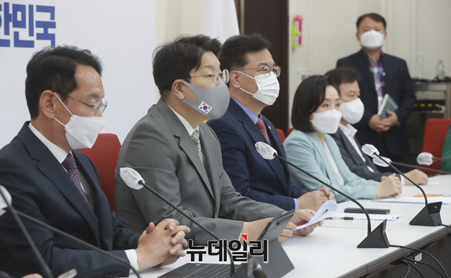 ▲ 권성동 국민의힘 원내대표가 13일 오후 국회에서 더불어민주당의 '검수완박'(검찰 수사권 완전 박탈) 관련 긴급기자간담회를 갖고 있다.ⓒ이종현 기자