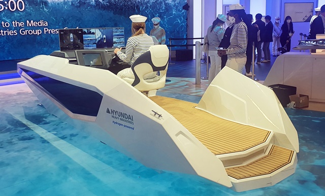 ▲ 운전석 전면에 투명 OLED가 적용된 아비커스 자율주행 보트. ⓒ아비커스