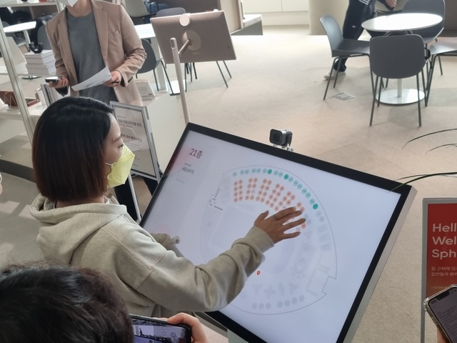 ▲ 키오스크를 통해 좌석을 예약하는 모습 ⓒ뉴데일리 김동준 기자