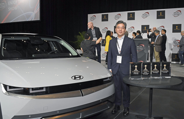 ▲ 장재훈 현대차 사장이 세계 올해의 자동차를 수상한 후 기념촬영을 한 모습. ⓒ현대차