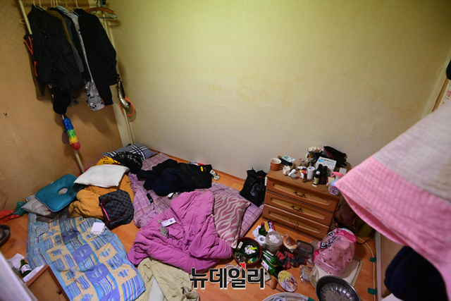 ▲ 고인의 체념이 느껴지는 인천 미추홀구의 한 단칸방. 핏자국, 수면제, 소주병 등이 보인다 ⓒ강민석 기자