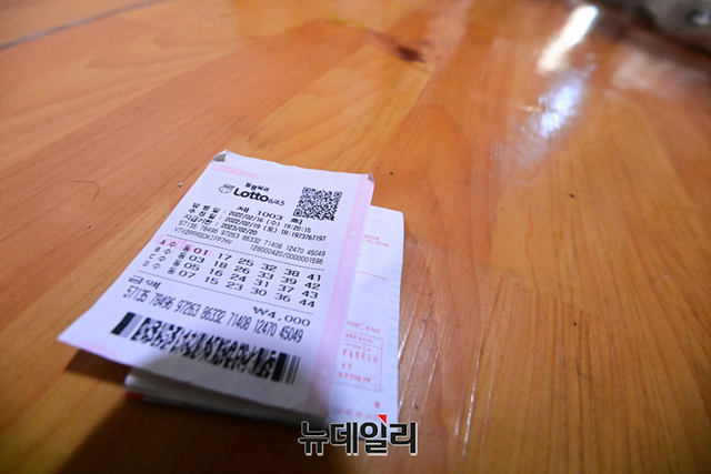 ▲ 2월 15일 첫진료에서 말기암 선고를 받고 16일에 산 로또 복권. 삶에 마지막 희망을 품으려 한 고인의 흔적이다. ⓒ강민석 기자