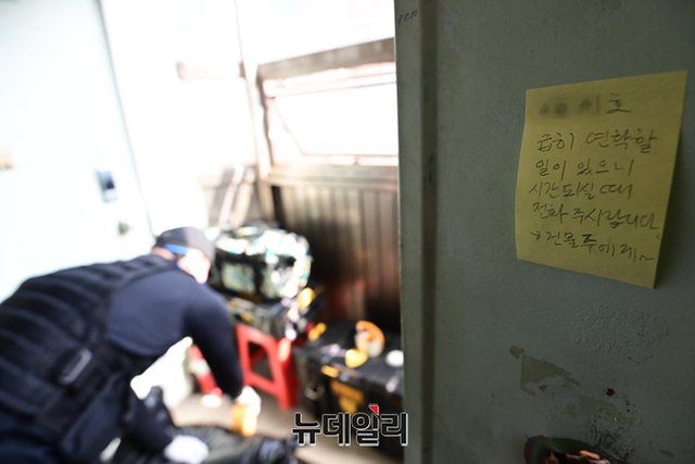 ▲ '급히 연락할 일이 있으니 시간되실 때 전화주시랍니다->건물주에게' 포스트잇이 문에 아직도 붙어 있다. 왼쪽에는 바로 옆집이 보인다. ⓒ강민석 기자