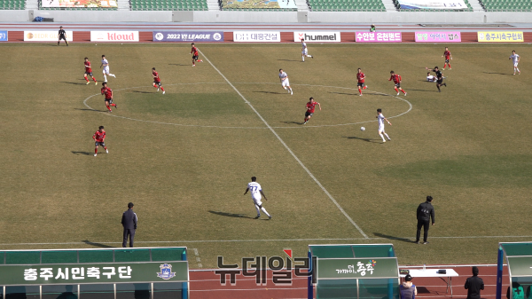 ▲ 충주종합운동장에서 열리는 충주시민축구단 홈경기.ⓒ뉴데일리 D/B