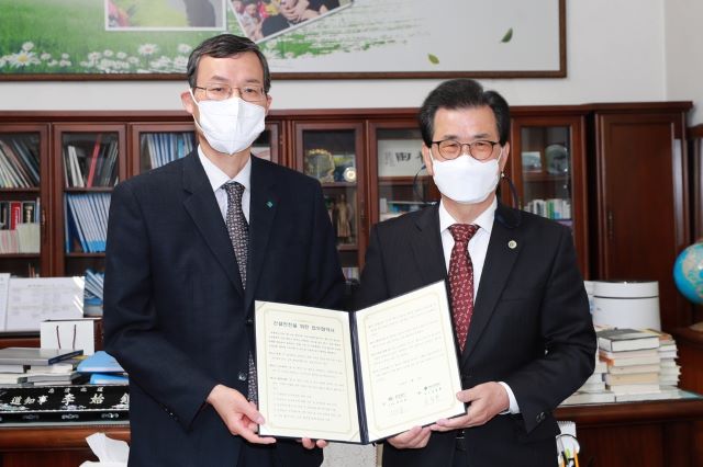 ▲ 충북도가 국토안전관리원과 14일 도지사 집무실에서 건설 안전분야 협업체계 구축을 위한 업무협약을 가졌다.ⓒ충북도