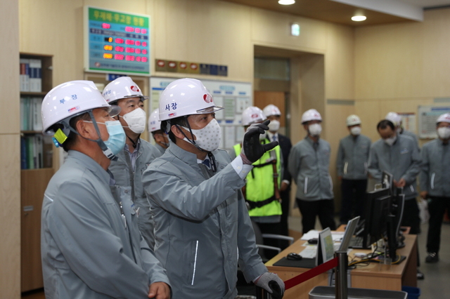 ▲ 김영문 한국동서발전 사장이 동해발전본부에 방문해 현장안전 경영활동을 하고 있다. ⓒ동서발전