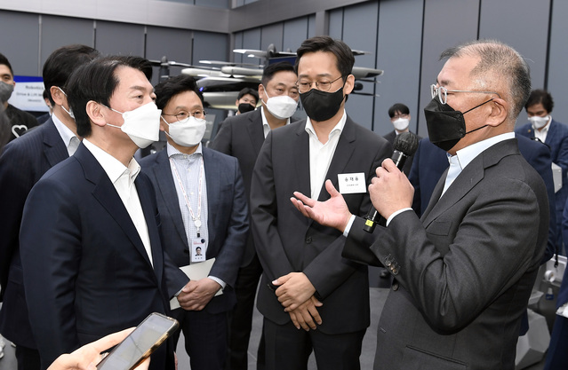 ▲ 정 회장이 안철수 위원장과 대화하는 모습. ⓒ현대차그룹