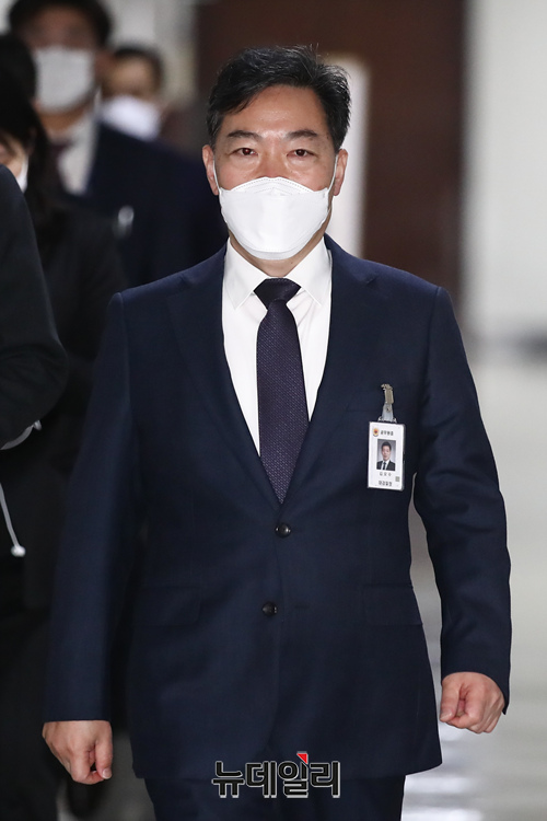 ▲ 김오수 검찰총장이 14일 오전 국회 법제사법위원회 법안소위와 전체회의를 앞두고 박광온 위원장과 면담에 앞서 입장을 밝히고 있다. ⓒ뉴데일리(사진=공동취재단)