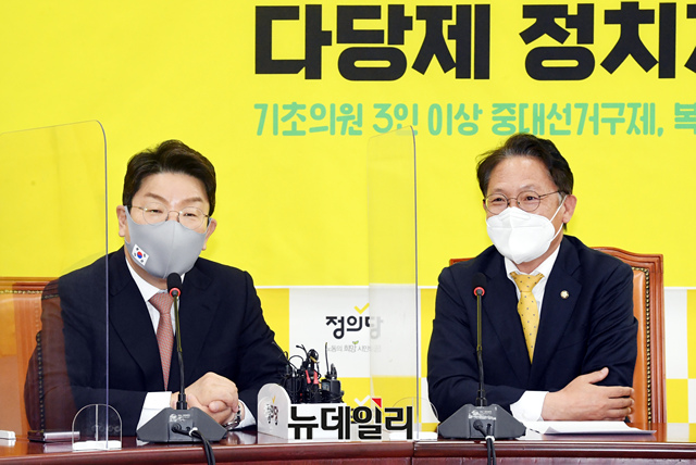 ▲ 권성동 국민의힘 신임 원내대표가 14일 오전 국회에서  배진교 정의당 원내대표를 예방해 환담을 나누고 있다.ⓒ뉴데일리(사진=공동취재단)