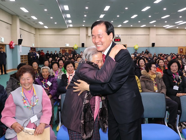 ▲ 성인문해교육 졸업식에서 김주수 군수가 졸업을 축하해주고 있다.ⓒ의성군