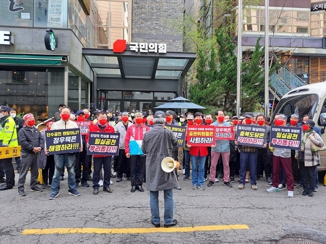 ▲ 국민의힘 충북도지사 후보들이 공천을 앞두고 이전투구가 한창인 가운데 도내 기초단체장 공천과 관련해서도 탈락 후보자들이 거세게 반발하고 있다. 김문근 단양군수 예비후보 등이 공천에서 탈락하자 지난 14일 서울 여의도 국민의힘 중앙당사를 방문, 충북 공관위원들의 사퇴를 촉구하는 등 반발하고 있다. 앞서 불공정을 이유로 정일택 영동군수 후보가 국민의힘을 탈당하는 등 극심한 공천 후유증을 겪고 있다.ⓒ김문근 국민의힘 단양군수 예비후보 선거사무소