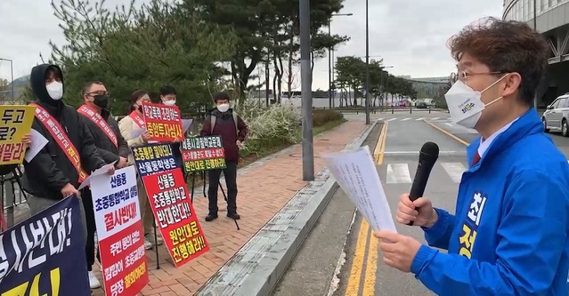 ▲ 최정수 세종시교육감 예비후보가 지난 14일 세종시 6-3생활권 산울초중 통합학교 설립과 관련해 입주민들에게 입장을 밝히고 있다.ⓒ최정수 예비후보