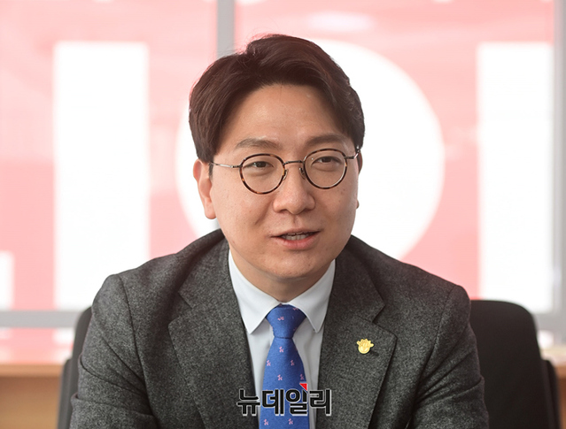 ▲ 6.1 지방선거에서 송파구청장에 도전장을 낸 신인규 전 국민의힘 부대변인이 지난 6일 오후 서울 송파구 삼전동에 마련된 선거사무실에서 뉴데일리와 인터뷰를 갖고 있다.ⓒ정상윤 기자