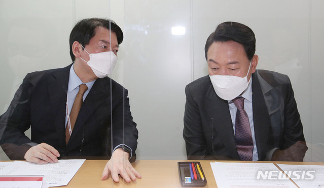 ▲ 윤석열 대통령 당선인(오른쪽)과 안철수 대통령직인수위원장이 15일 오전 서울 종로구 통의동 인수위에서 열린 간사단 회의에서 대화하고 있다. ⓒ뉴시스