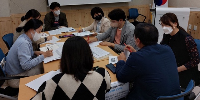 ▲ 충남 논산계룡지원청이 논산계룡지역 교원을 대상으로 4차산업혁명 역량강화를 위한 봄봄봄 연수를 진행하고 있다.ⓒ논산계룡지원청