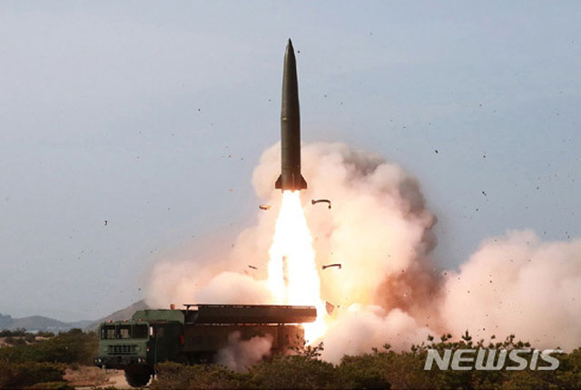▲ 북한이 단거리 탄도미사일 KN-23을 쏘는 모습. KN-23의 원형은 구소련제 이스칸데르 미사일이다. ⓒ뉴시스. 무단전재 및 재배포 금지.