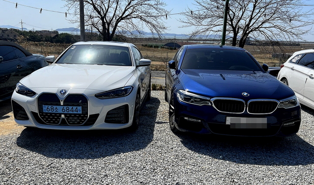 ▲ i4(왼쪽)와 520d(오른쪽) 전면부를 비교해봤다. ⓒ김재홍 기자