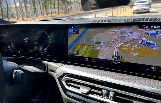 ▲ 계기판 그래픽은 멋졌지만 내비게이션은 다소 불편했다. ⓒ김재홍 기자