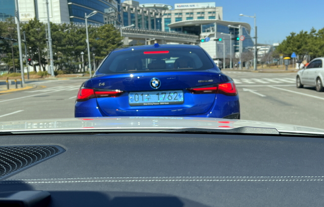 ▲ 전방 시야에서 보이는 BMW i4의 후면부 모습. ⓒ김재홍 기자