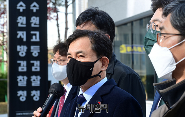 ▲ 김진태 전 미래통합당(현 국민의힘) 의원이 국민의힘 이재명비리국민검증특별위원회 위원장을 맡았던 지난해 11월17일, 이재명 당시 더불어민주당 대선 후보의 변호사비 대납 의혹과 관련해 경기 수원지방검찰청을 항의 방문했다.ⓒ경기 수원=정상윤 기자