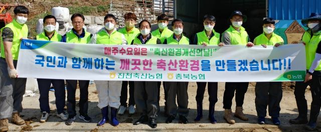 ▲ (앞줄 왼쪽부터) 이정표 본부장(네 번째)과 최병은 조합장(다섯 번째)이 임직원들과 함께 포즈를 취하고 있다.ⓒ농협충북본부