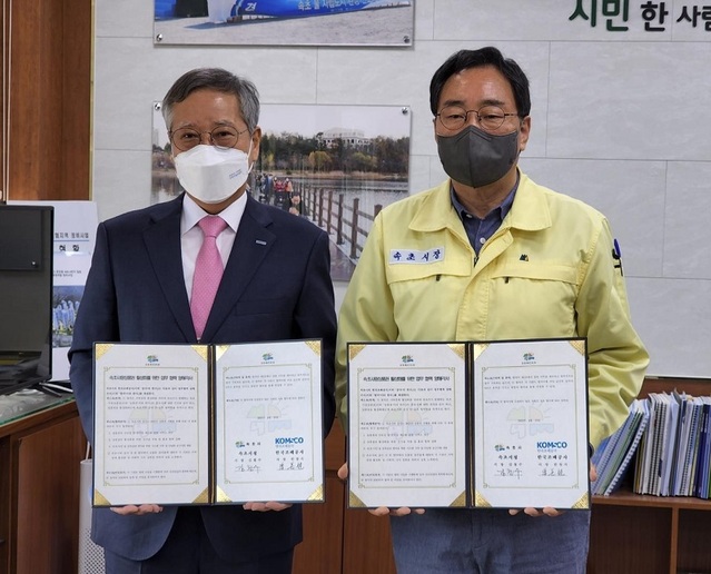 ▲ 사진 왼쪽부터 반장식 사장, 김철수 속초시장.ⓒ한국조폐공사