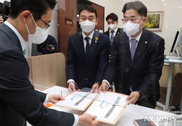 ▲ 더불어민주당 박찬대, 김용민(왼쪽) 의원이 15일 서울 여의도 국회 의안과에 검찰청법 일부개정법률안과 형사소송법 일부개정법률안을 제출하고 있다. ⓒ뉴시스