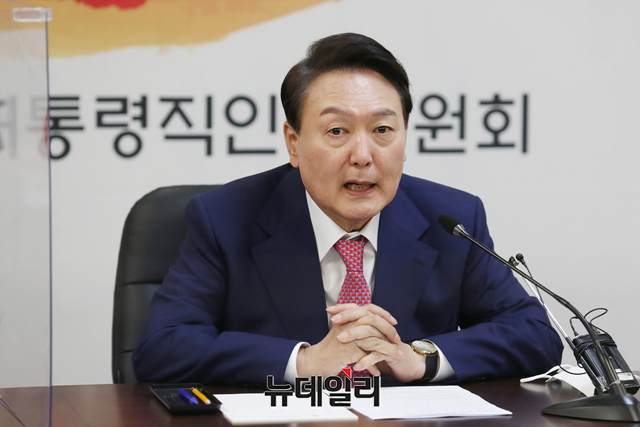 ▲ 윤석열 대통령 당선인이 지난 4일 오후 서울 종로구 대통령직인수위원회 대회의실에서 열린 기획위원회 임명장 수여식 및 전체회의에서 발언을 하고 있다.ⓒ강민석 기자(사진=인수위)