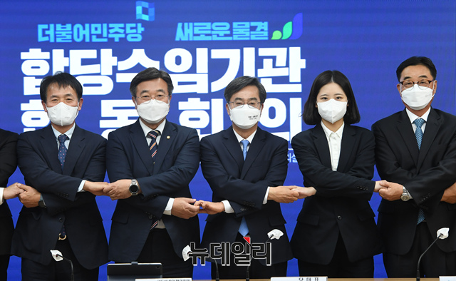 ▲ 윤호중, 박지현 더불어민주당 공동비상대책위원장과 김동연 새로운물결 대표 등 이 15일 오후 서울 여의도 더불어민주당 중앙당사에서 열린 더불어민주당-새로운물결 합당수임기관 합동회의에서 기념촬영을 하고 있다.ⓒ사진=공동취재단