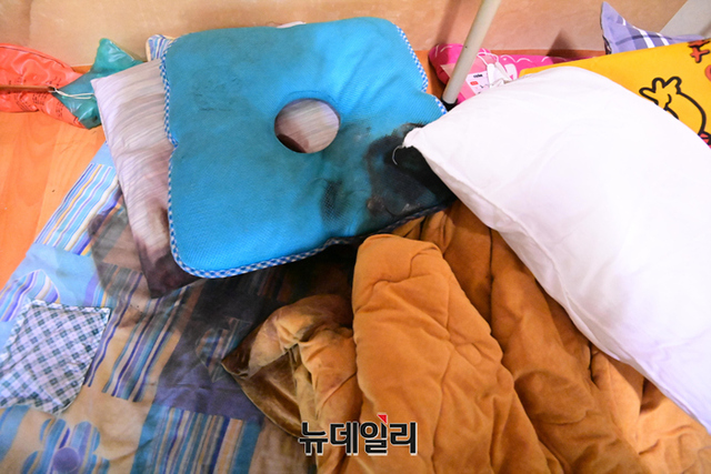 ▲ 코로나19로 고독사한 고인의 침구류에 혈흔이 묻어 있다.