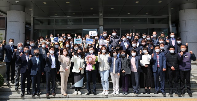 ▲ 주낙영 경주시장이 환송을 나온 직원들과 기념촬영을 하고 있다.ⓒ경주시