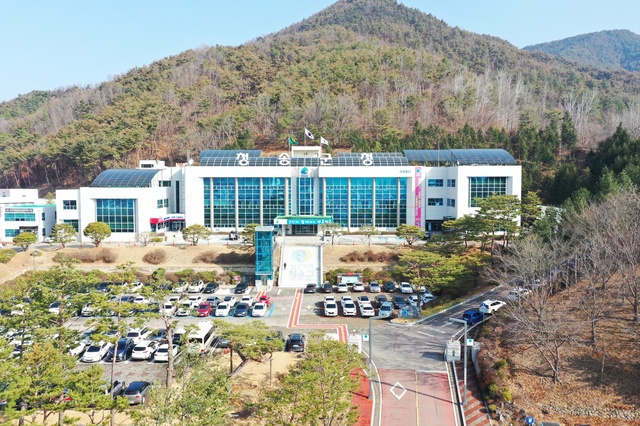 ▲ 청송군은 건전한 옥외광고문화 정착을 위해 지난 4월 11일부터 오는 9월 11일까지 군내 허가 및 신고를 거치지 않고 설치한 불법 간판을 대상으로 한시적 양성화를 추진한다.ⓒ청송군